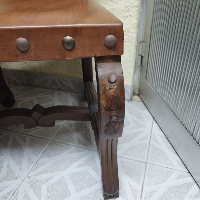 Conjunto de mesa e 8 cadeiras em madeira