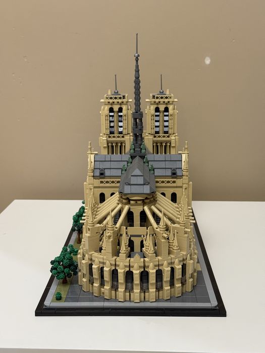 Лего Нотр-Дам-де-Парі 21061 (4383 деталі) Lego Notre-Dame de Paris