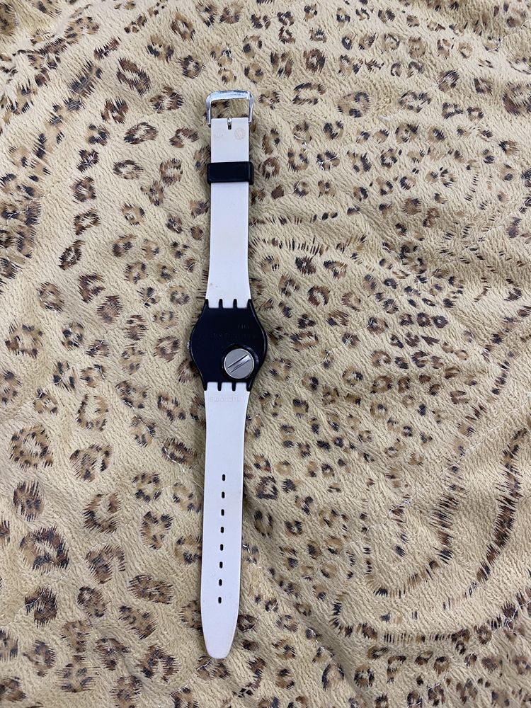 Часы Swatch, чёрные