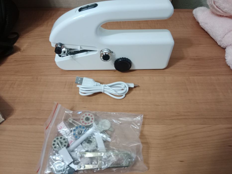Портативная швейная машинка