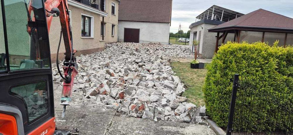 minikoparka z młotem, minikoparka z wiertnicą. RentSerwis wynajem