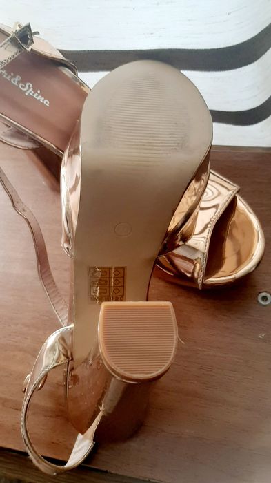 Продам босоніжки золотого кольору на високому каблуку