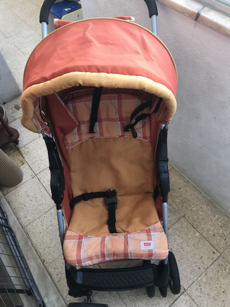 Vendo 2 carrinhos de bebe em bom estado