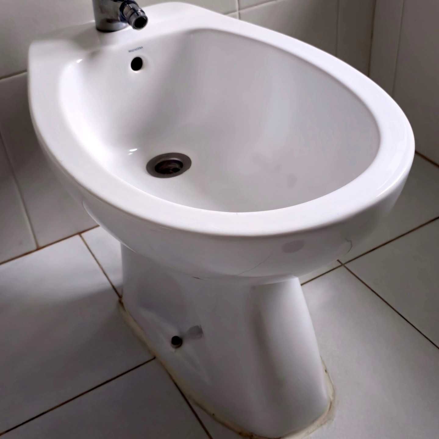 Mobiliário e Loiças Sanitária de Hotel Remodelado