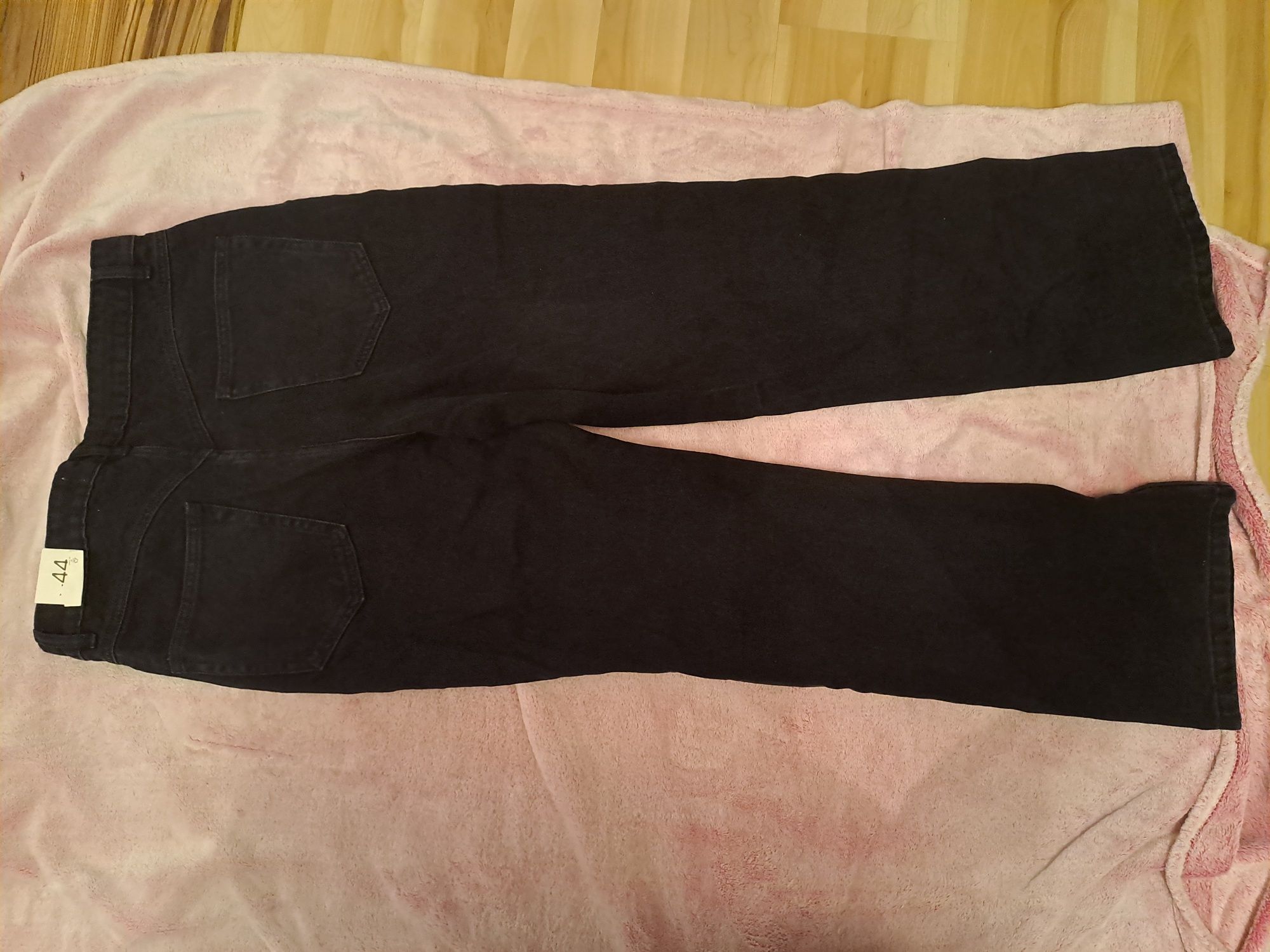 Czarne spodnie jeansowe Reserved