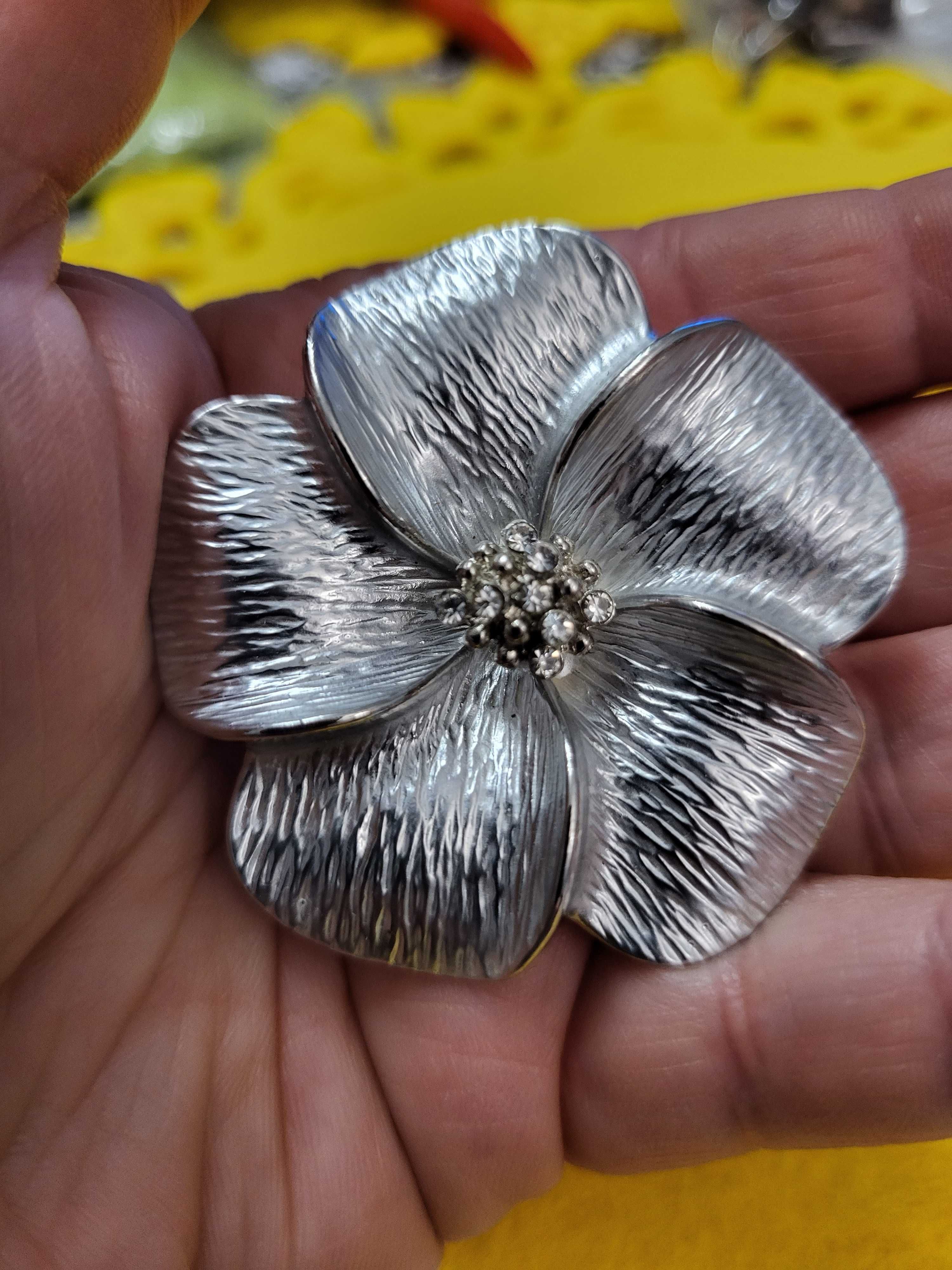 Broszka kwiatek koloru srebrnego