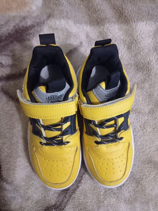 Продам дитячі кросівки