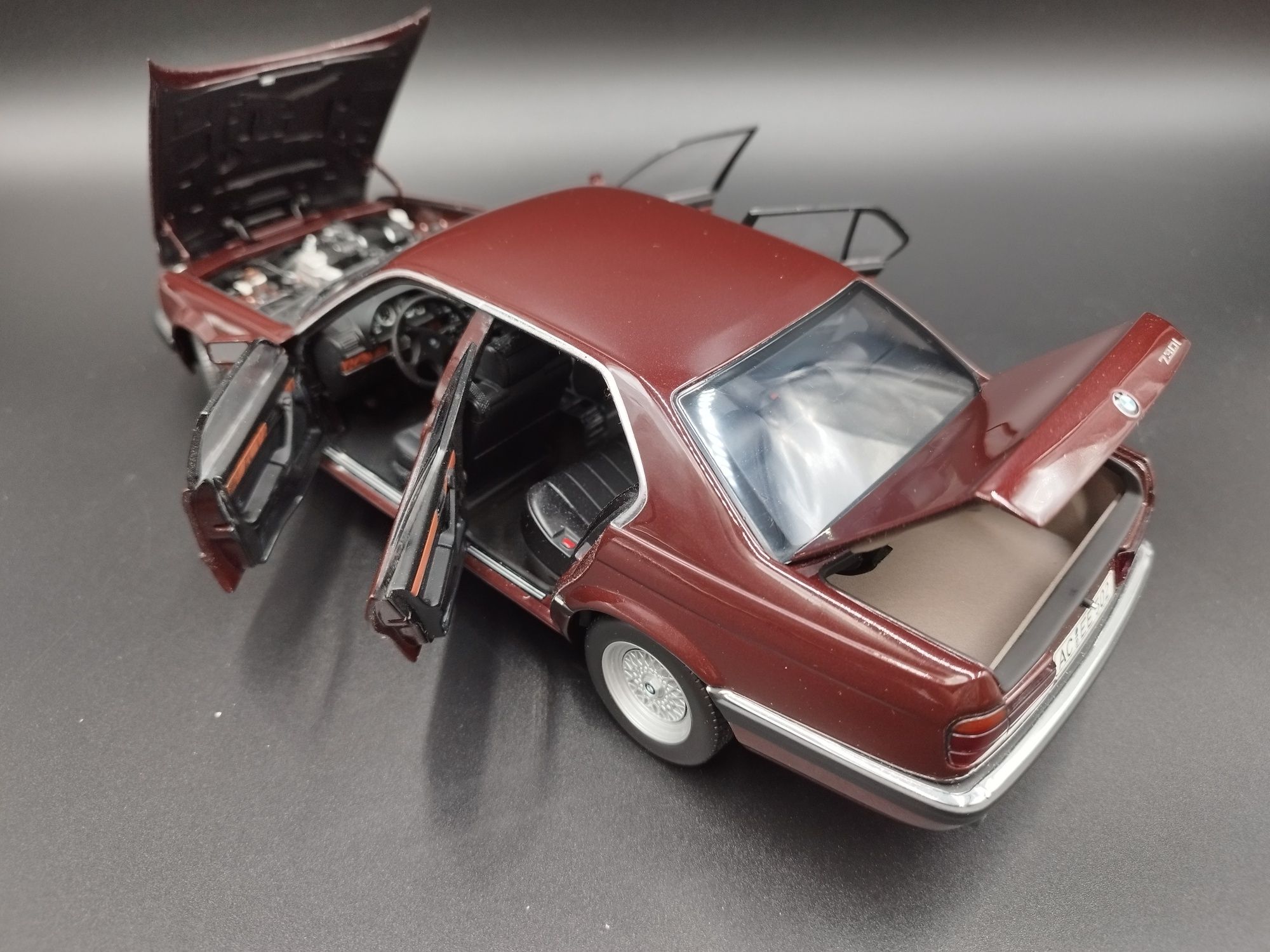 1:18 Minichamps 1987 BMW 730i model  używany