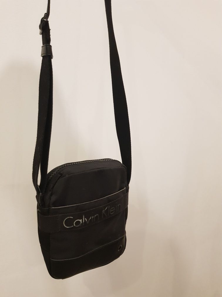 Torba na ramię firmy Calvin Klein czarna