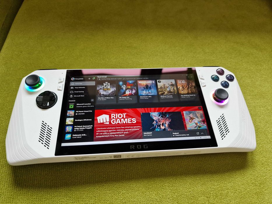 Konsola ASUS ROG Ally  AMD Ryzen Z1 Extreme, stan znakomity,