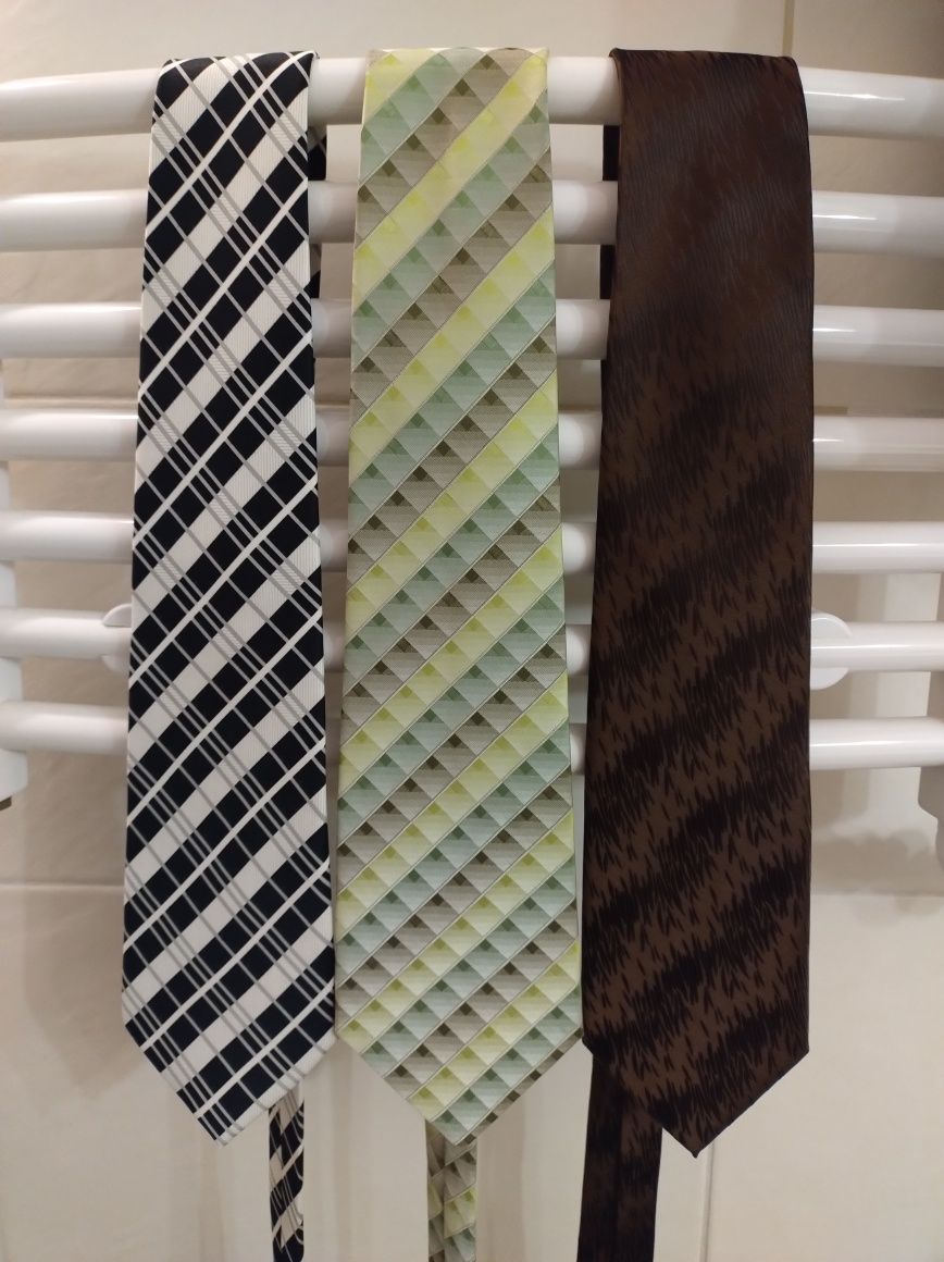 Krawat zestaw trzech krawatów gratis wieszak