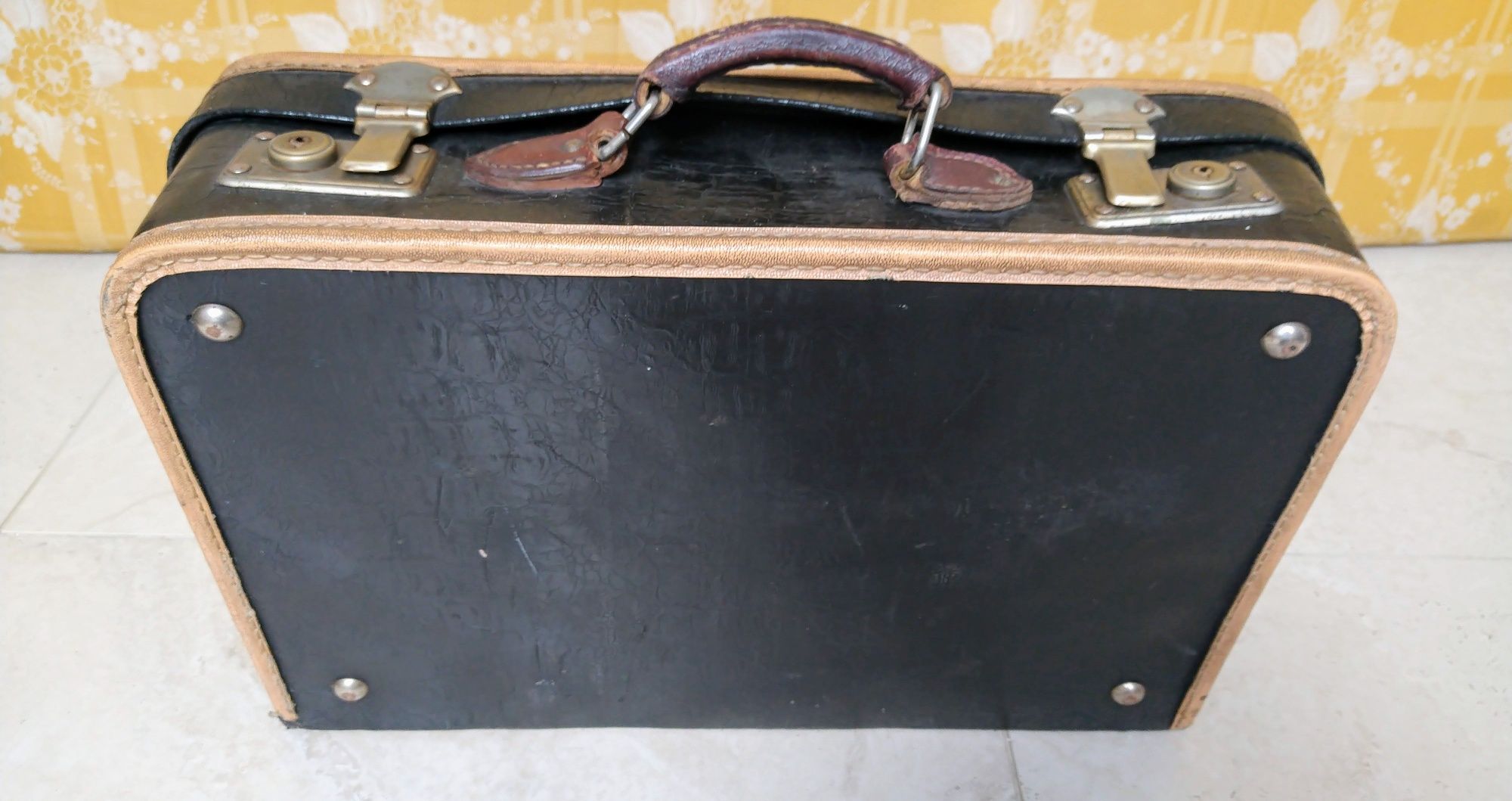 Przedwojenna, stara walizka rekwizyt.