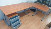 Conjunto mesa com canto, bloco gavetas, e 2 armários escritório