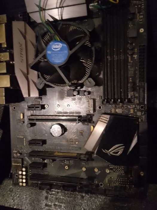 ASUS Strix Z270H Gaming (3 way SLI assim como 3 way crossfire)