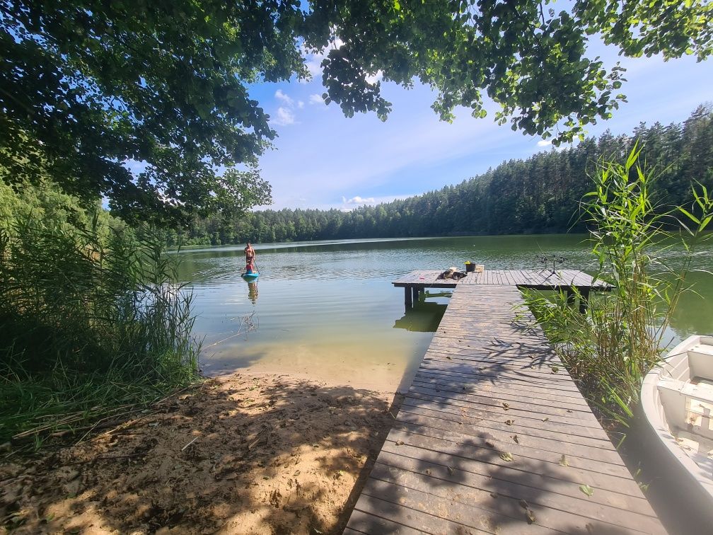 Eko domek w lesie nad jeziorem, pomost, łódka, cisza, wędkowanie