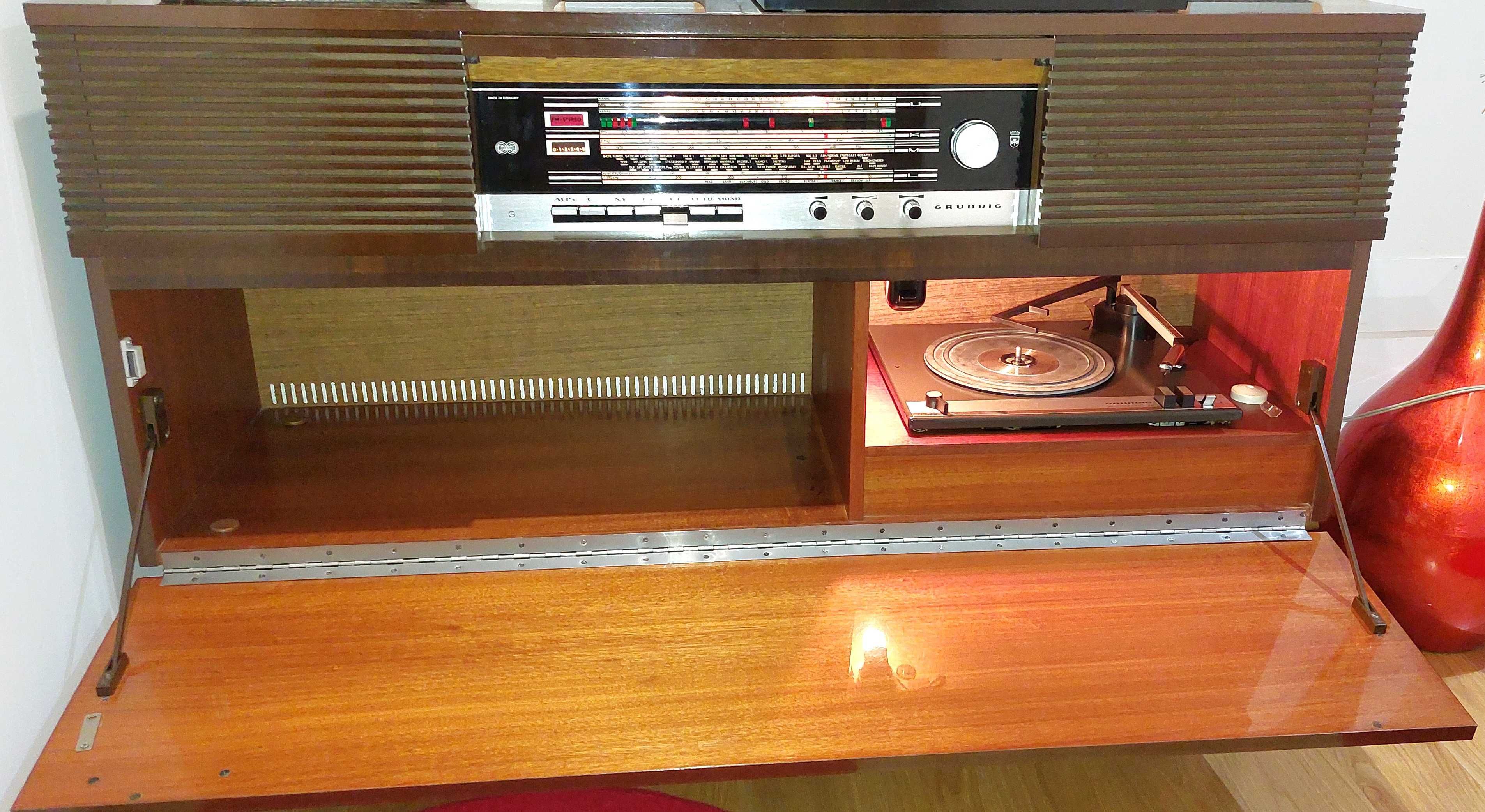 Consola vintage com rádio e gira discos da Grundig