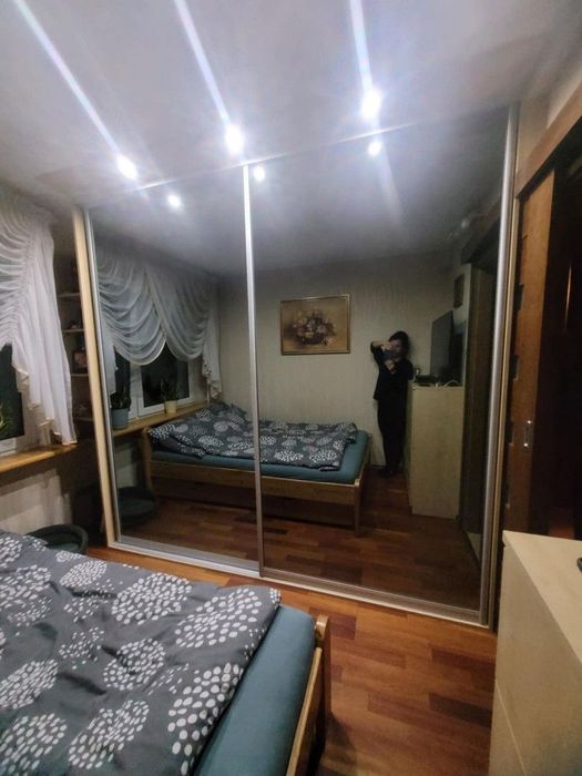 Ogromna przesuwana szafa i komoda