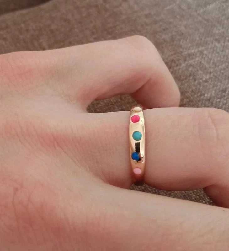 Kolorowy pierścionek z kamykami