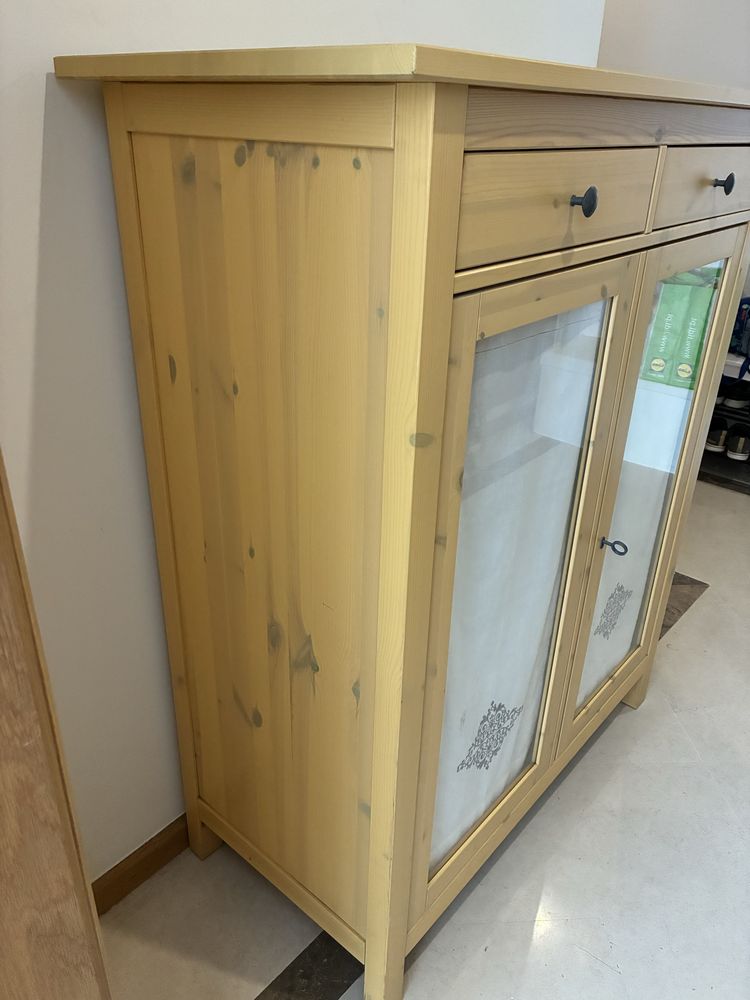 Móvel vitrine Hemnes amarelo IKEA