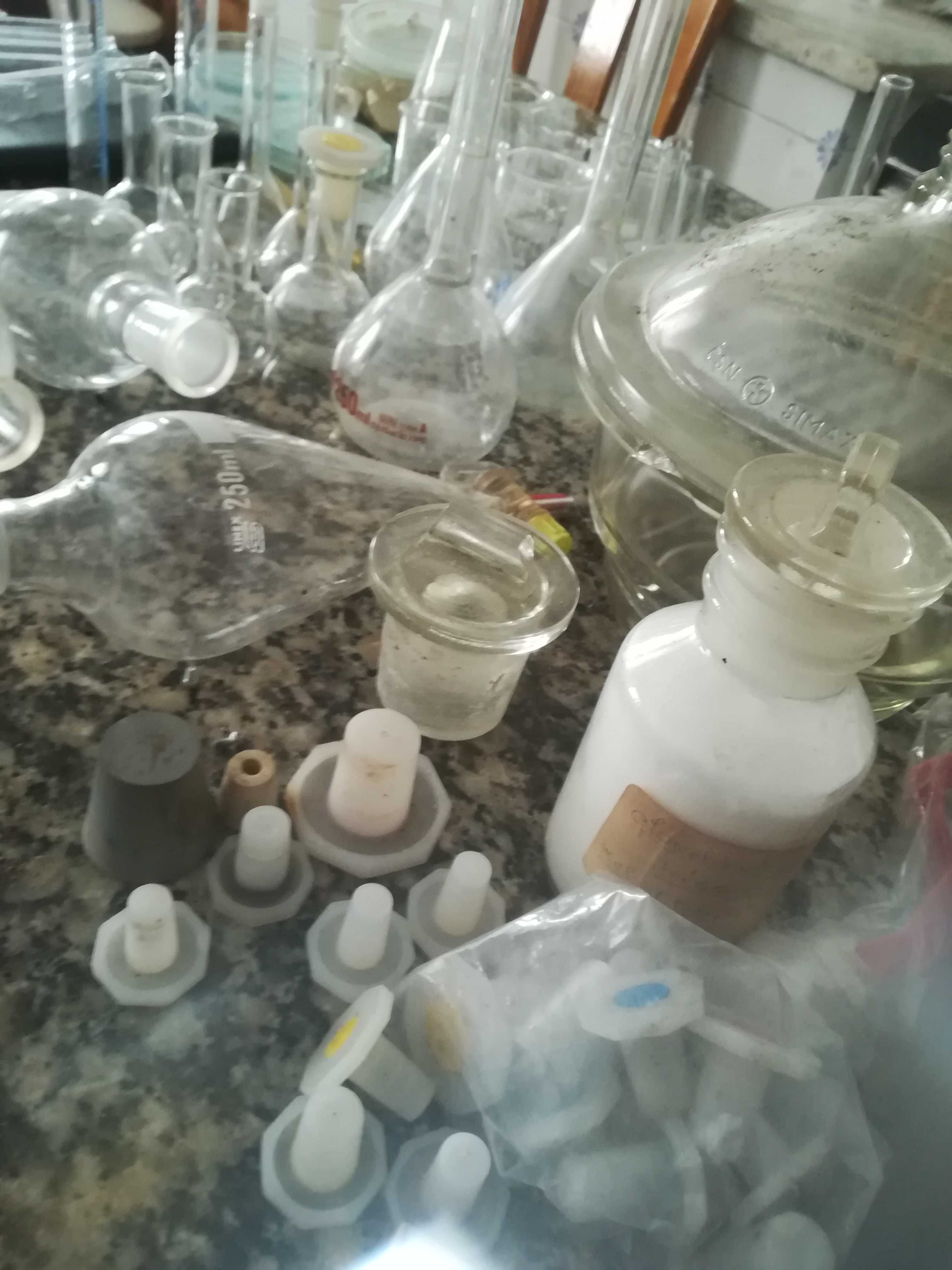 Frascos de vidro de laboratório entre outras coisas. Antiguidades
