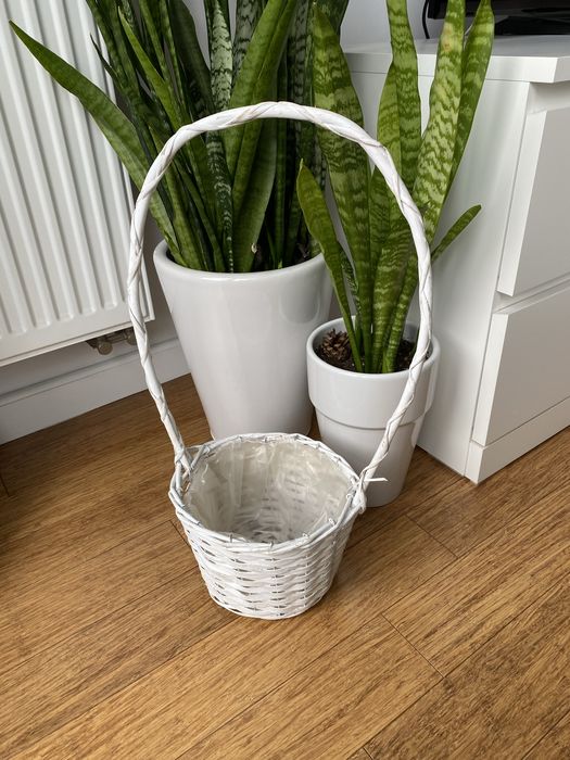 Biały kosz wiklinowy na kwiaty