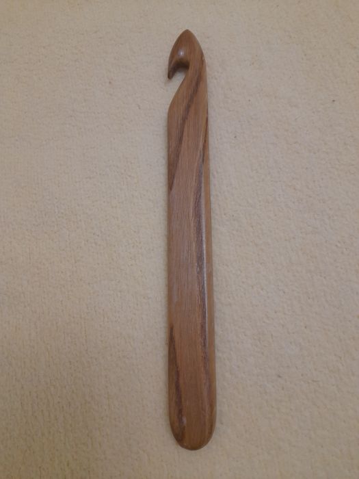 Деревяний крючок для вязання.