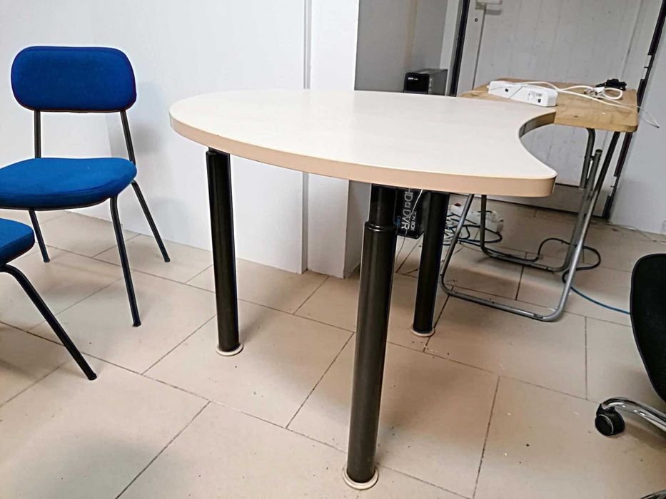 Secretária 74cm x 84cm creme com pés de Metal