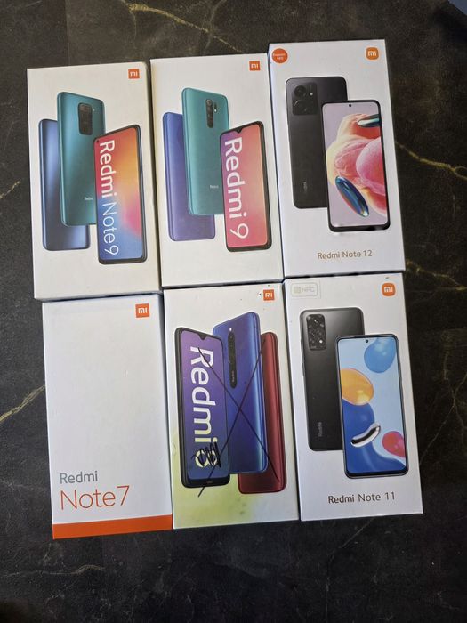 Różne pudełka po telefonach redmi