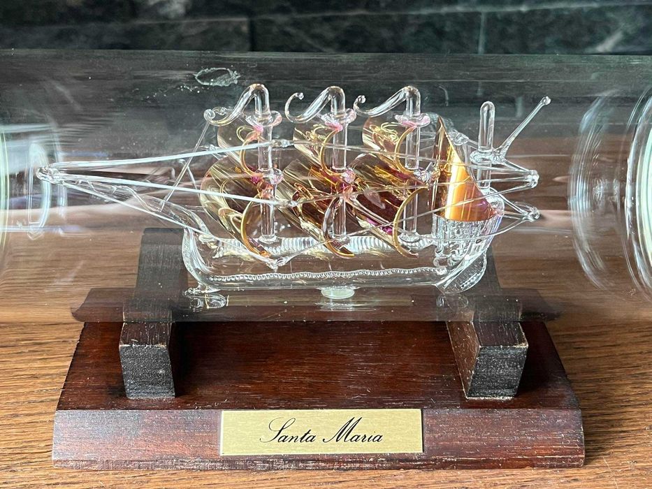 Statek żaglowiec kruche szkło w butelce na drewnie Santa Maria