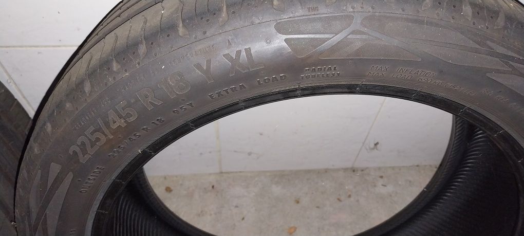 Dois pneus usados 225/45/18 XL