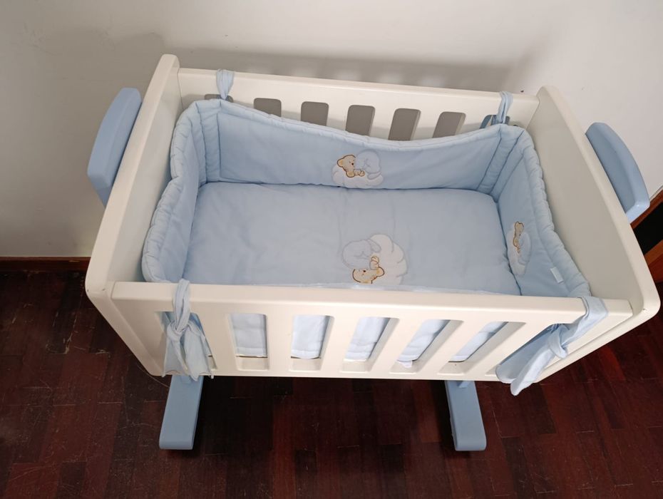 Berço semi novo para bebé