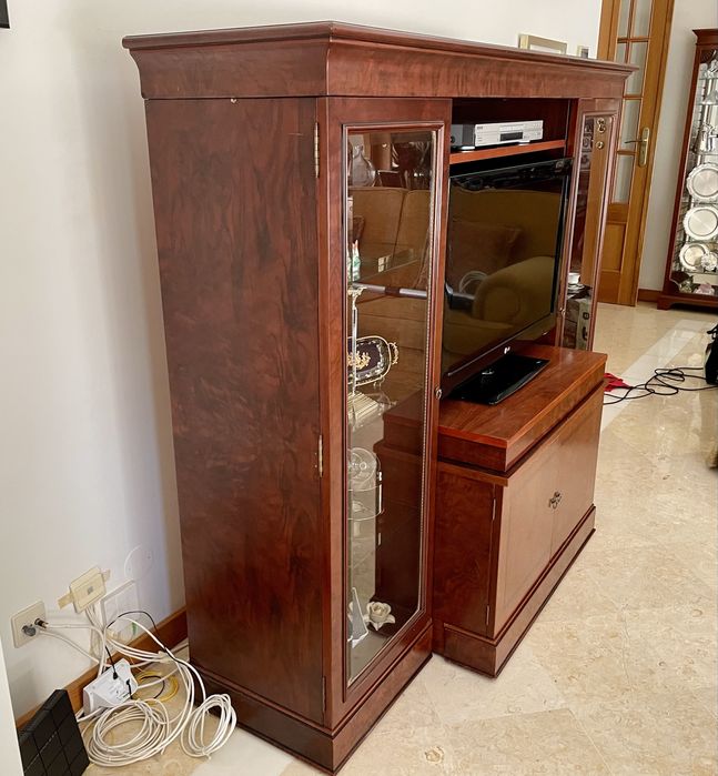 Móvel de Sala Clássico com Vitrine e Base Deslizante para TV