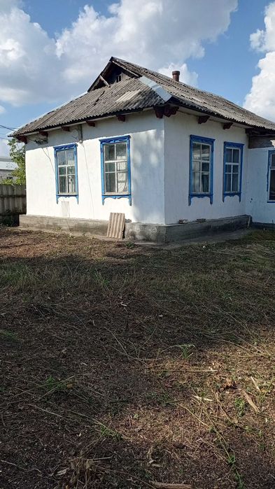 продам не дорого хату в селі шпендівка з великою ділянкою землі