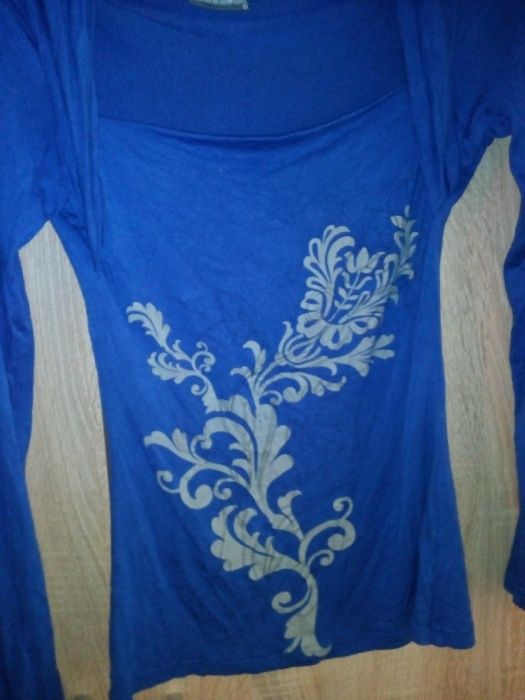 bluzka niebieska z wzorem z przodu