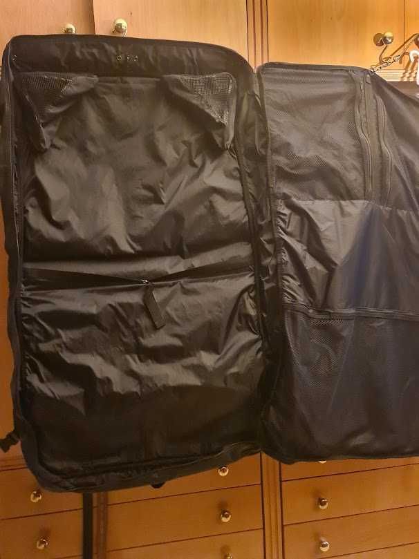 Saco de viagem em pele preta com varias bolsas