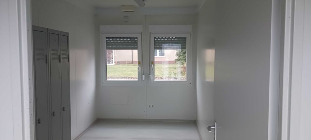 Kontener biurowy socjalny 20 - z przedsionkiem, lodówką oraz szafkami