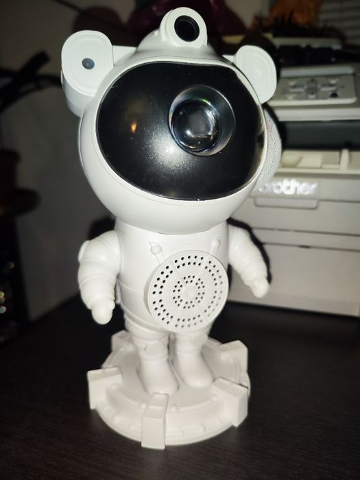 Нічник-проєктор «Astronaut Star Light» у формі космонавта.