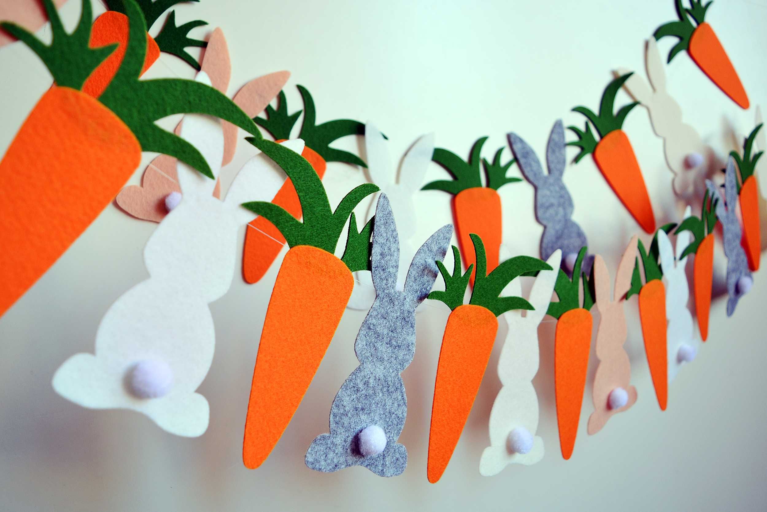 Кролики (зайчики) и морковки, гирлянда из фетра
