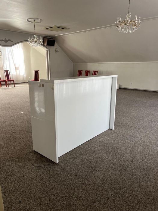 Mobilny bar gastronomiczny bialy połysk