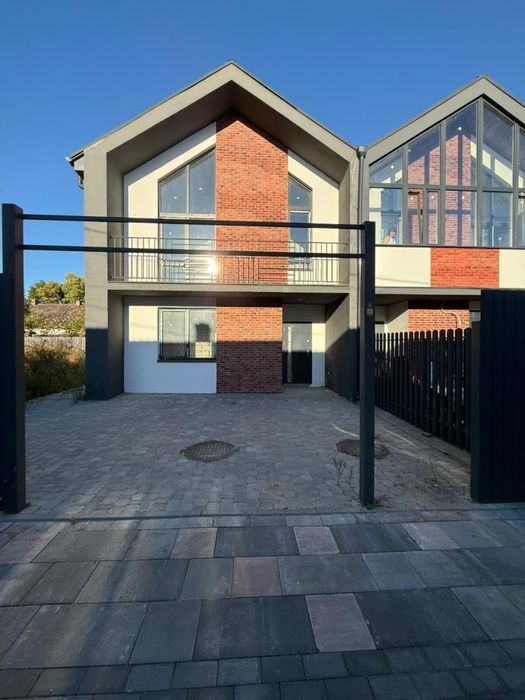 Кутовий Таун біля озера сел. Гостомель Scandi house