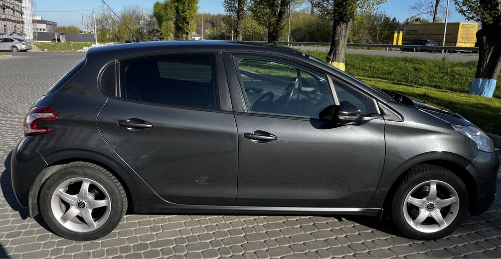 Продам Peugeot 208