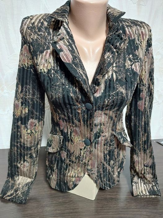 Піджак майже новий, одягався пару разів.