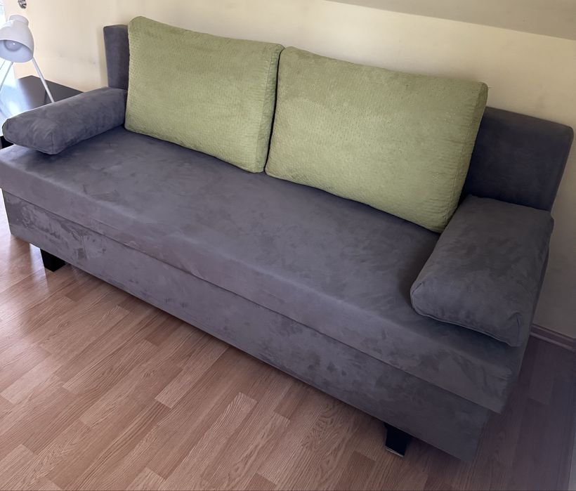Szara rozkladana sofa