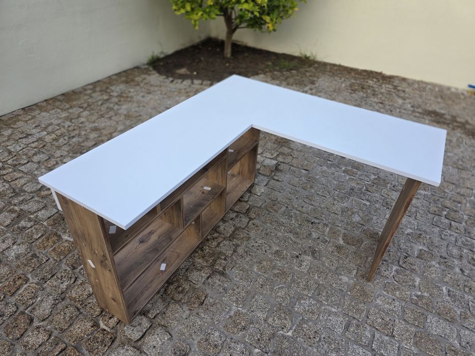 Secretaria de canto em pinho e branco