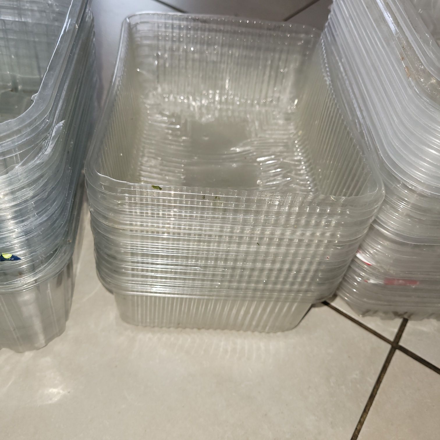 Ponad 110 plastikowych pojemników