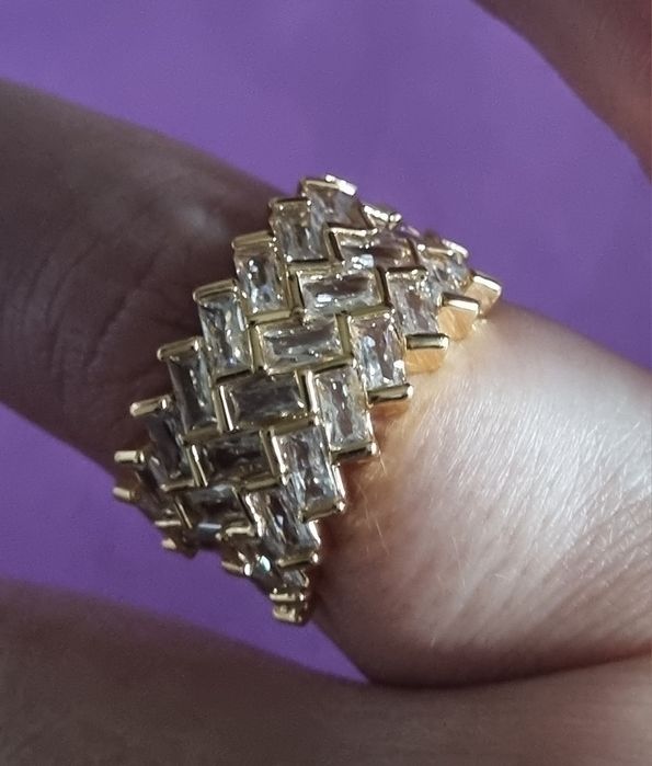 Anel dourado, em aço, com 3 fiadas de brilhantes. T17