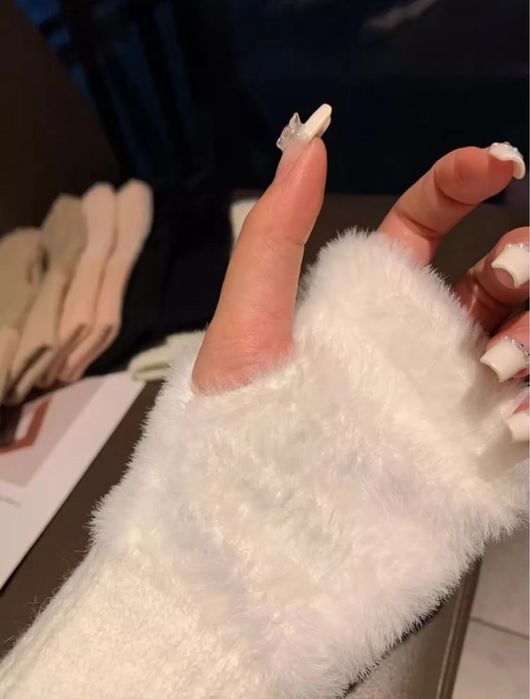 Стильні хутряні рукавички без пальців, теплі рукавиці в білому кольорі