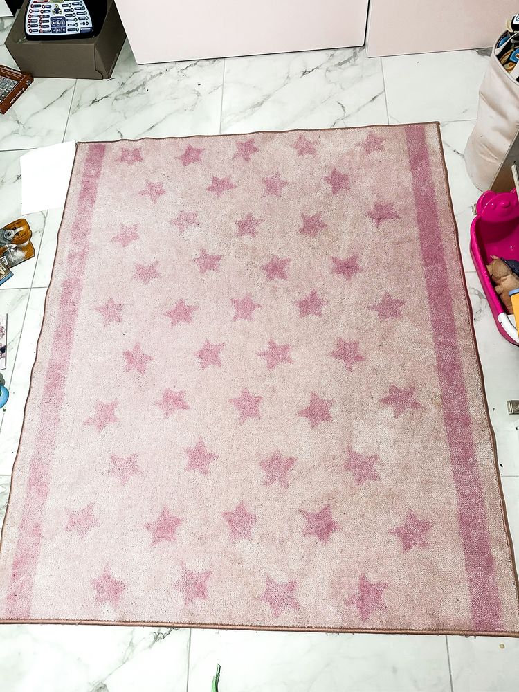Rozowy dywan w gwiazdki Ikea himmelsk