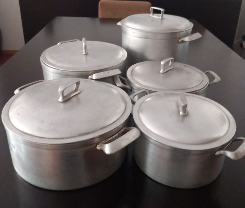 5 Panelas de  ferro fundido de vários tamanhos