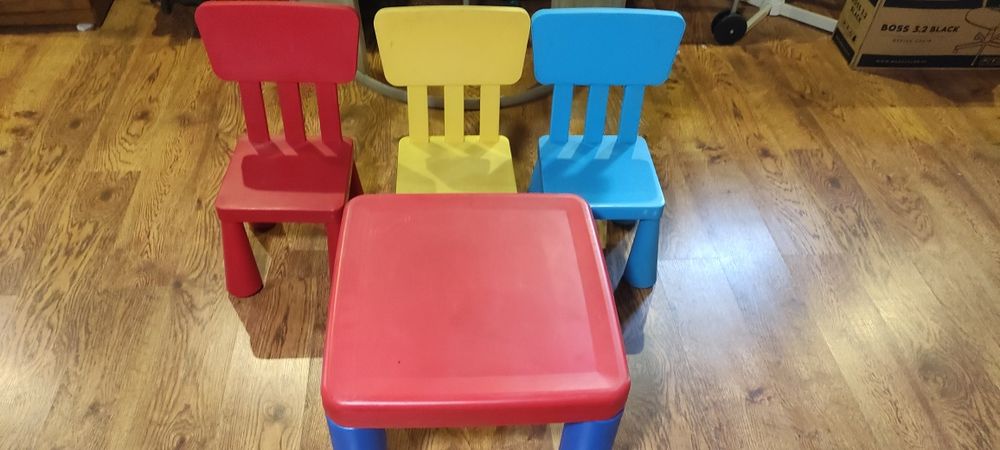 Stolik dziecięcy z krzesełkami